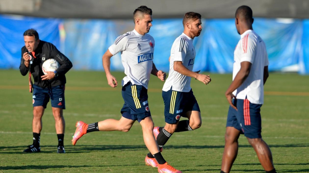 Rafael Santos Borré y Gustavo Cuéllar durante un entrenamiento. 