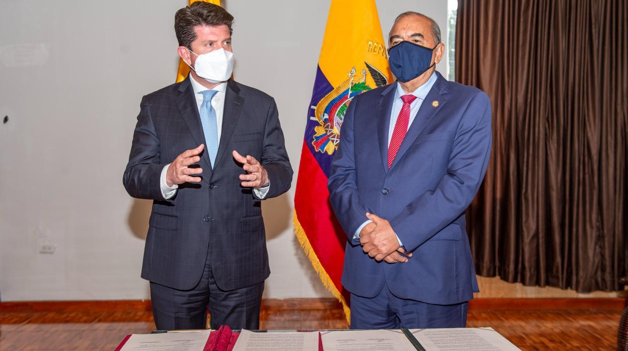 El Ministro Diego Molano y su homólogo Fernando Donoso.