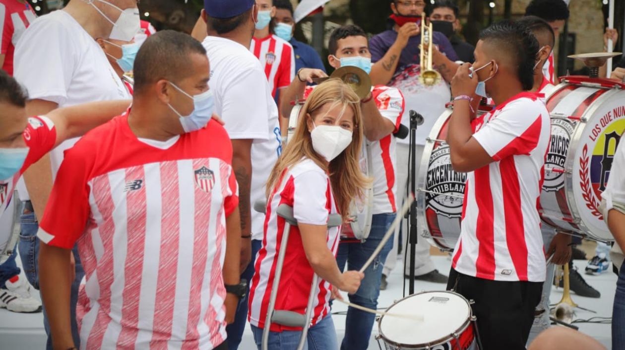 La gobernadora con barristas de Junior