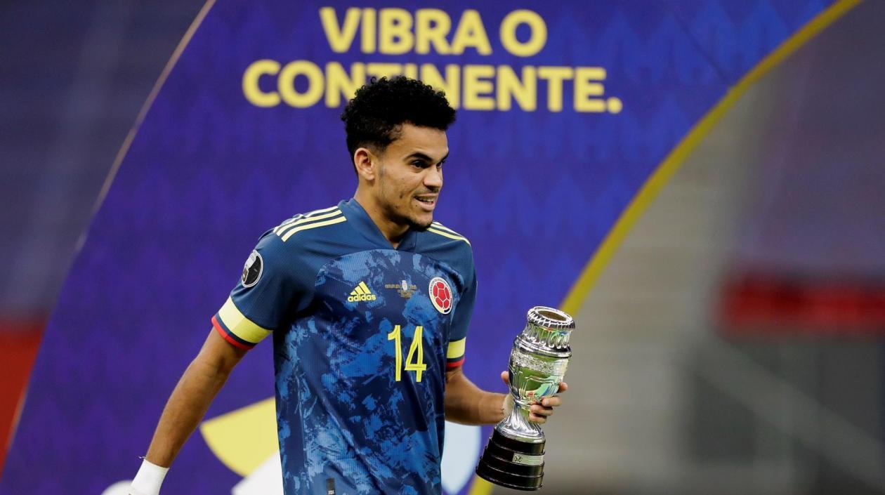 Luis Díaz con el premio del jugador del partido. 