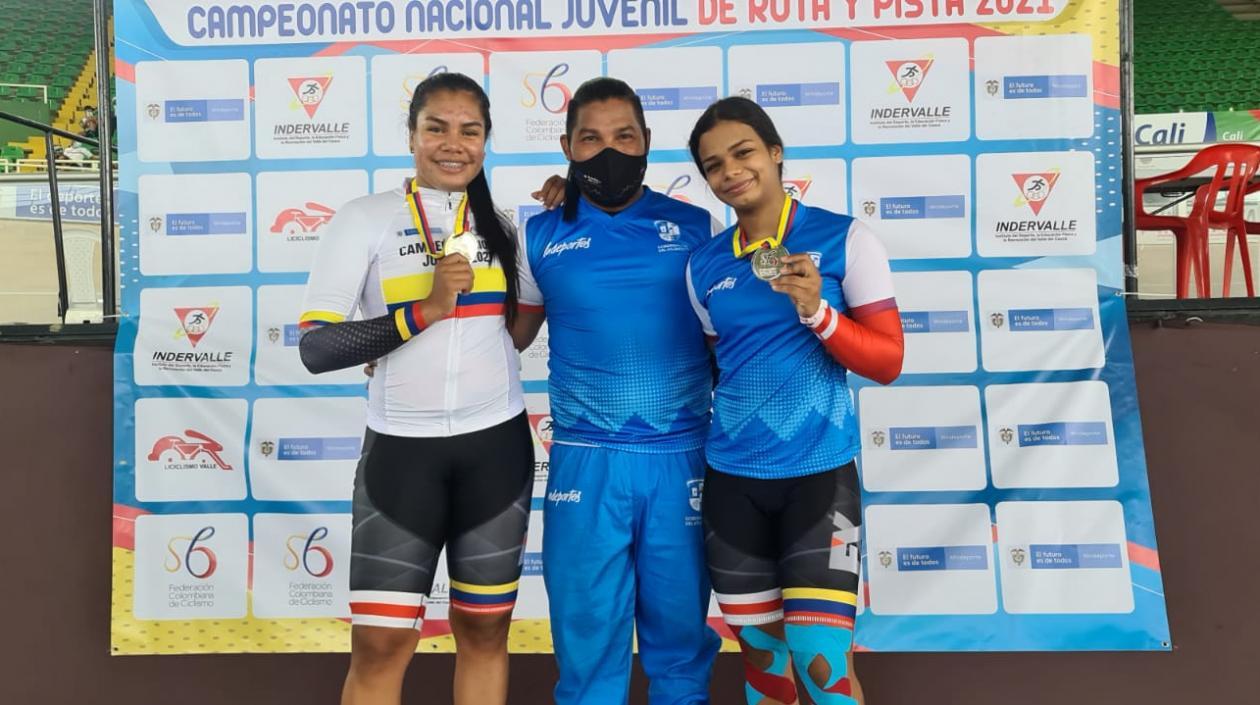 Marianis Salazar, el entrenador Ricardo Moreno y Luna Álvarez. 