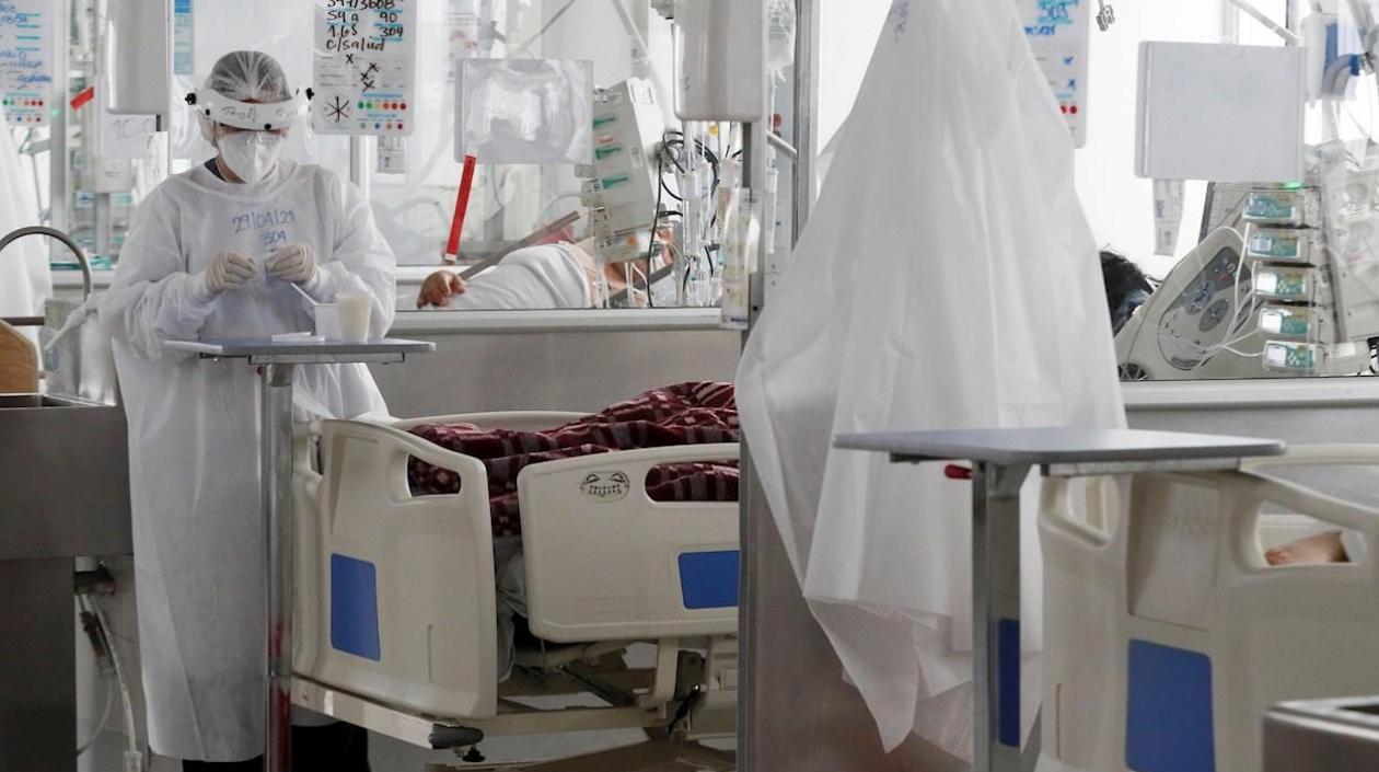 Unidad de Cuidados Intensivos en una clínica de Colombia.