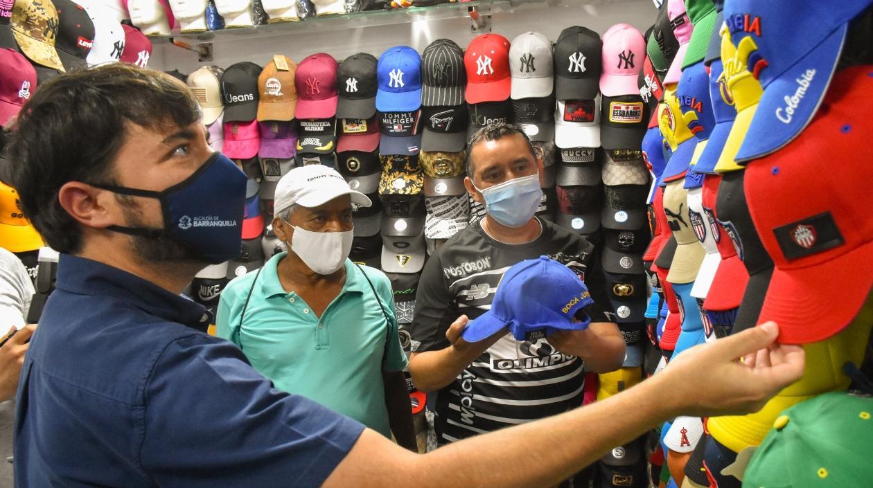 El Alcalde Jaime Pumarejo en la inauguración de una galería