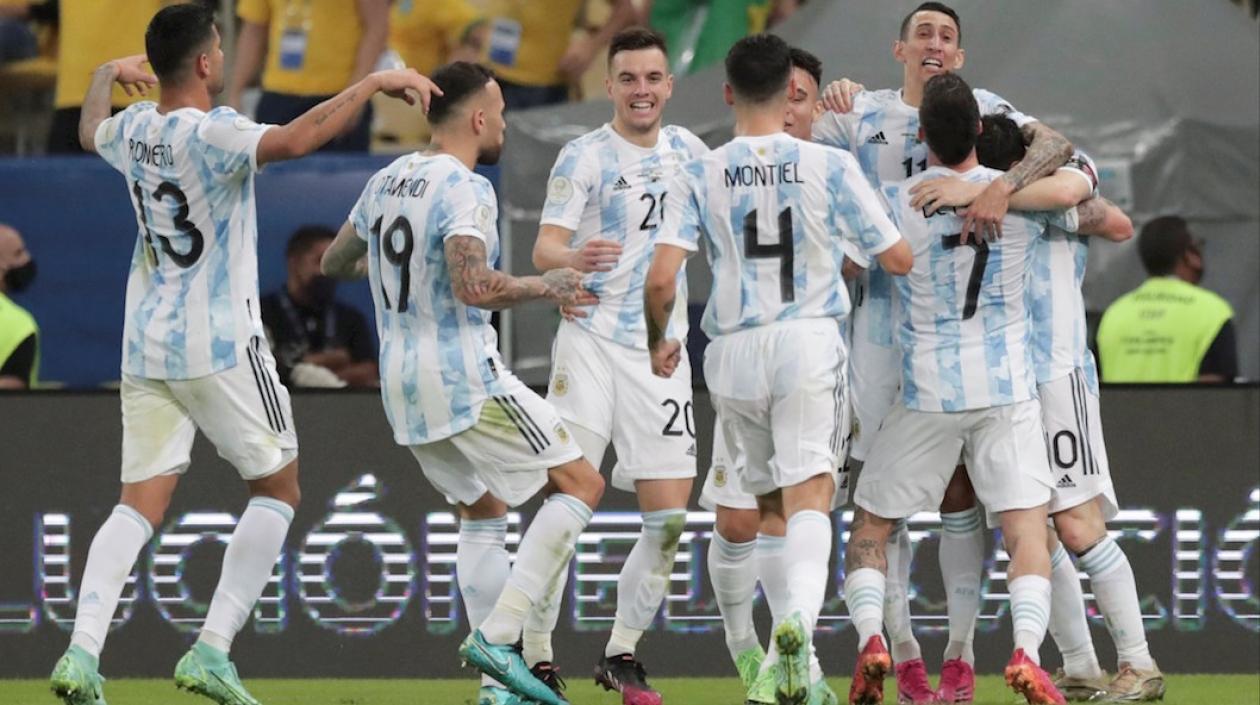 Jugadores de Argentina celebrando el gol de Ángel Di María.