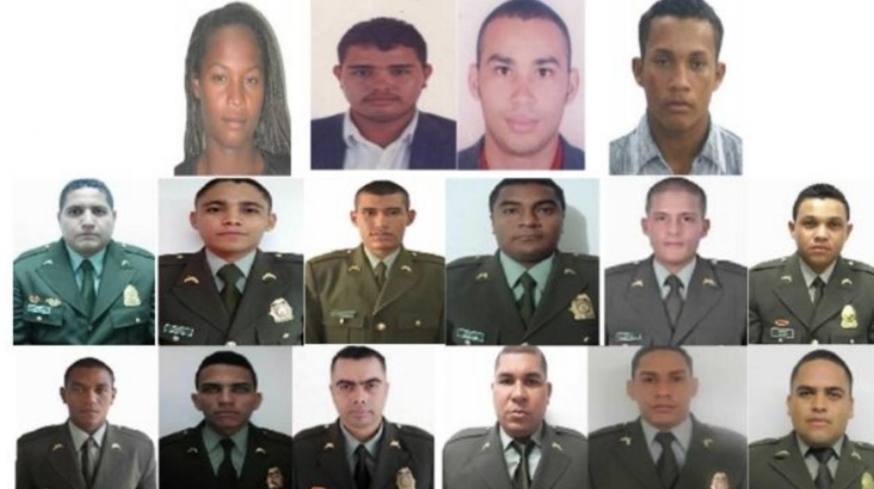 Los policías y particulares capturados en el operativo. 