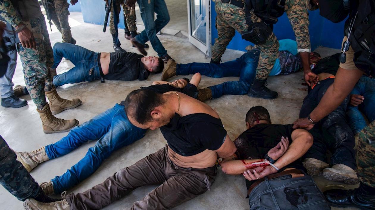 Policías custodian a un grupo de sospechosos de haber participado en el asesinato del presidente haitiano, Jovenel Moise, en Puerto Príncipe (Haití). 