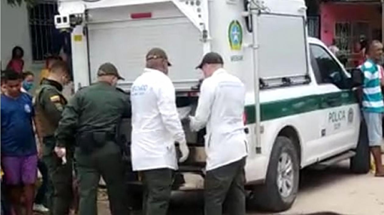 La Sijin llegó al lugar de los hechos para inspeccionar el cuerpo. 