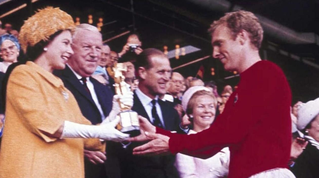 La reina Isabel II entrega la Copa del Mundo a Bobby Moore. 