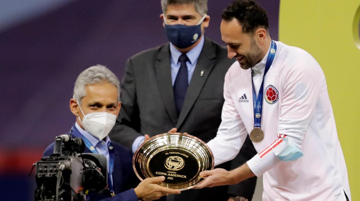 Reinaldo Rueda y David Ospina con el trofeo del tercer lugar. 