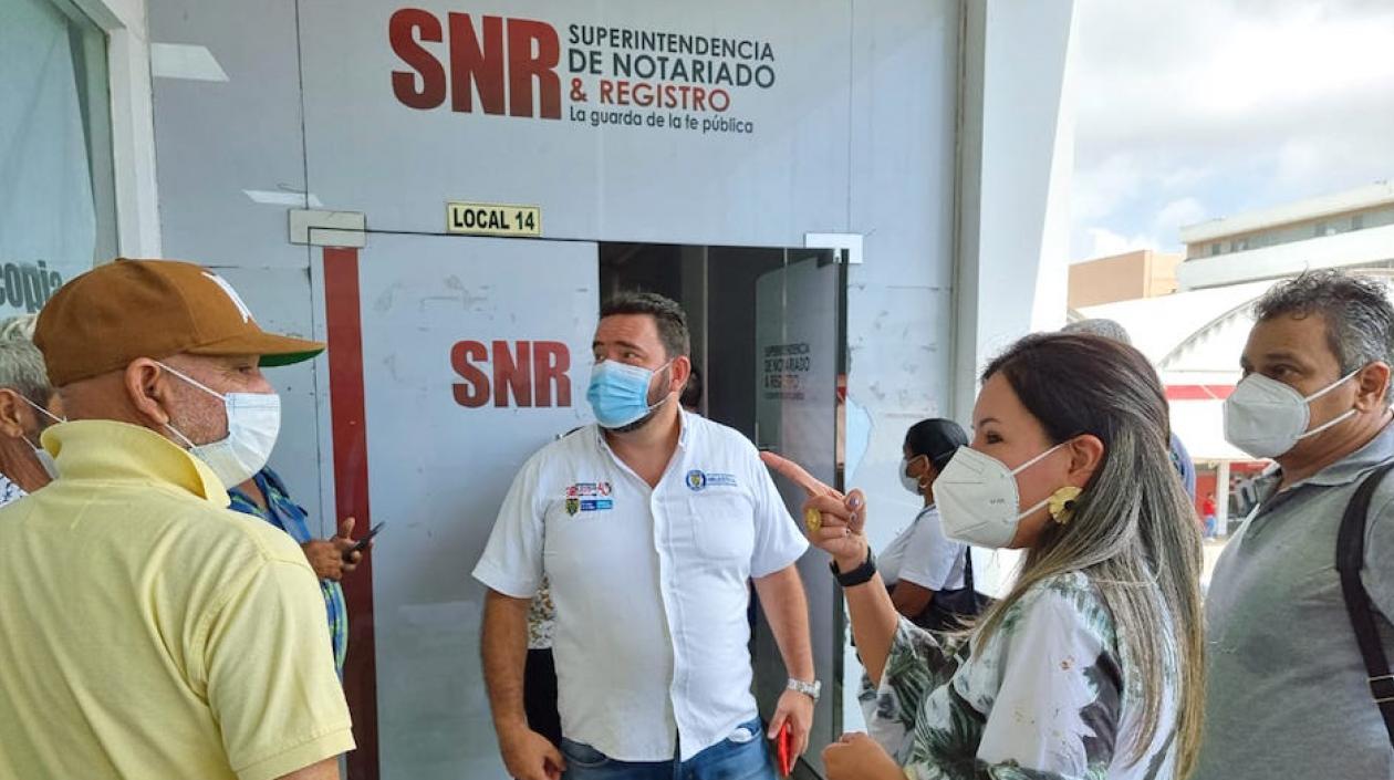 La Superintendente, Goethny Fernanda García, durante el proceso de intervención.