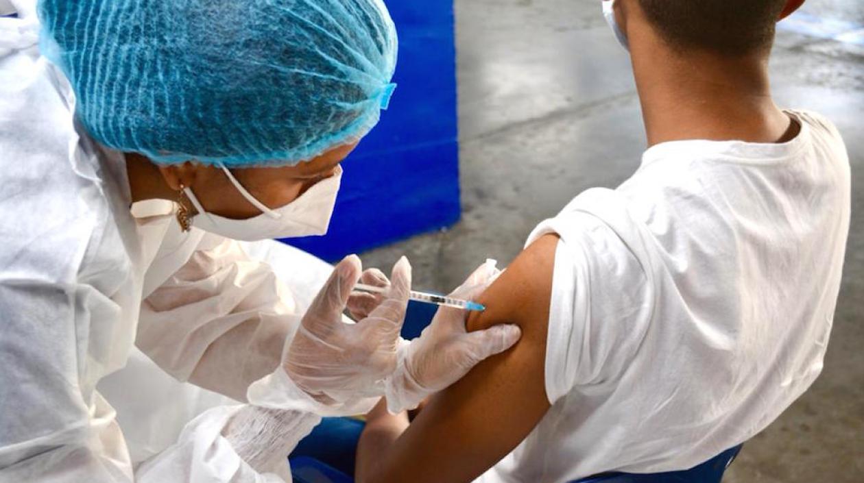 Aplicación de primeras dosis en Tecnoglass.