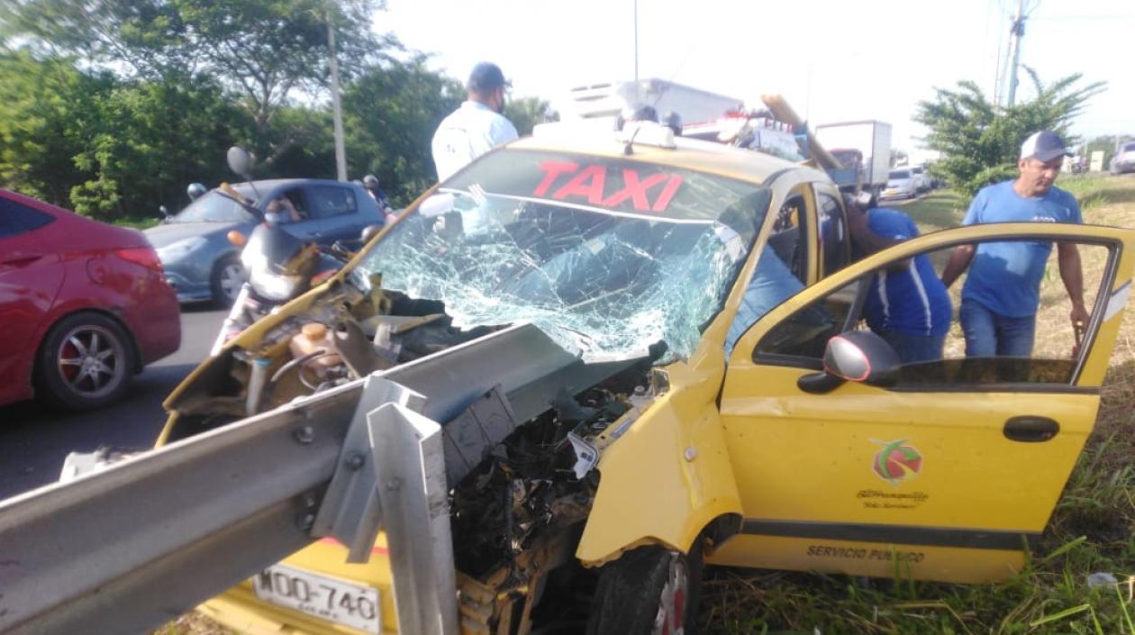 Así quedó el taxi tras el accidente.