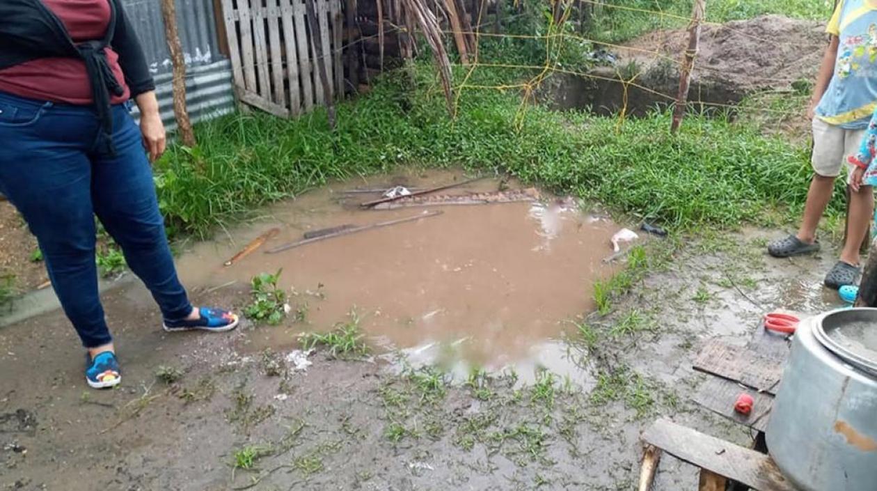 En este charco de agua cayó el niño. 