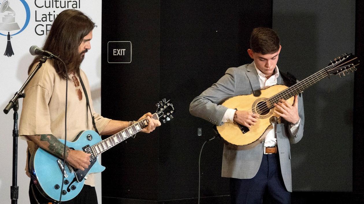 Juanes y Xavier Cintrón.
