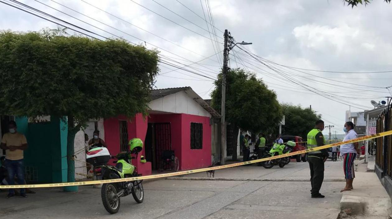 La Policía acordonó el área donde ocurrió el ataque sicarial. 