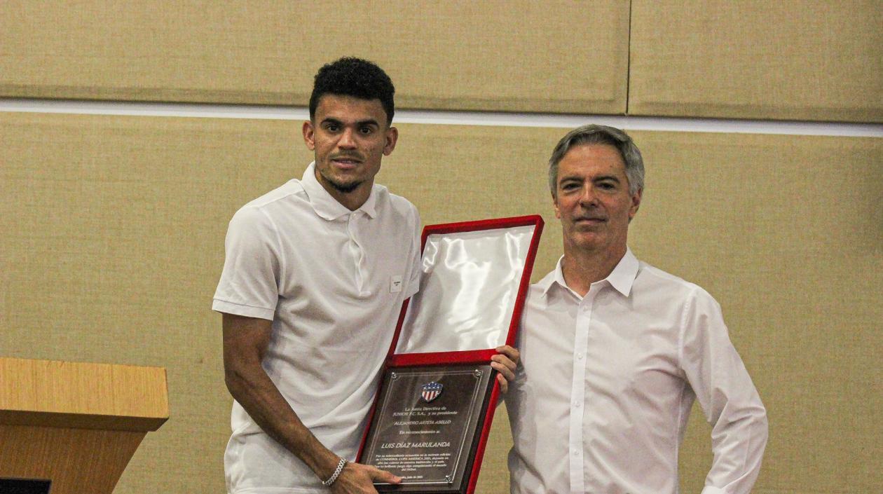 Luis Díaz recibe la placa de manos de Alejandro Arteta, presidente de Junior. 