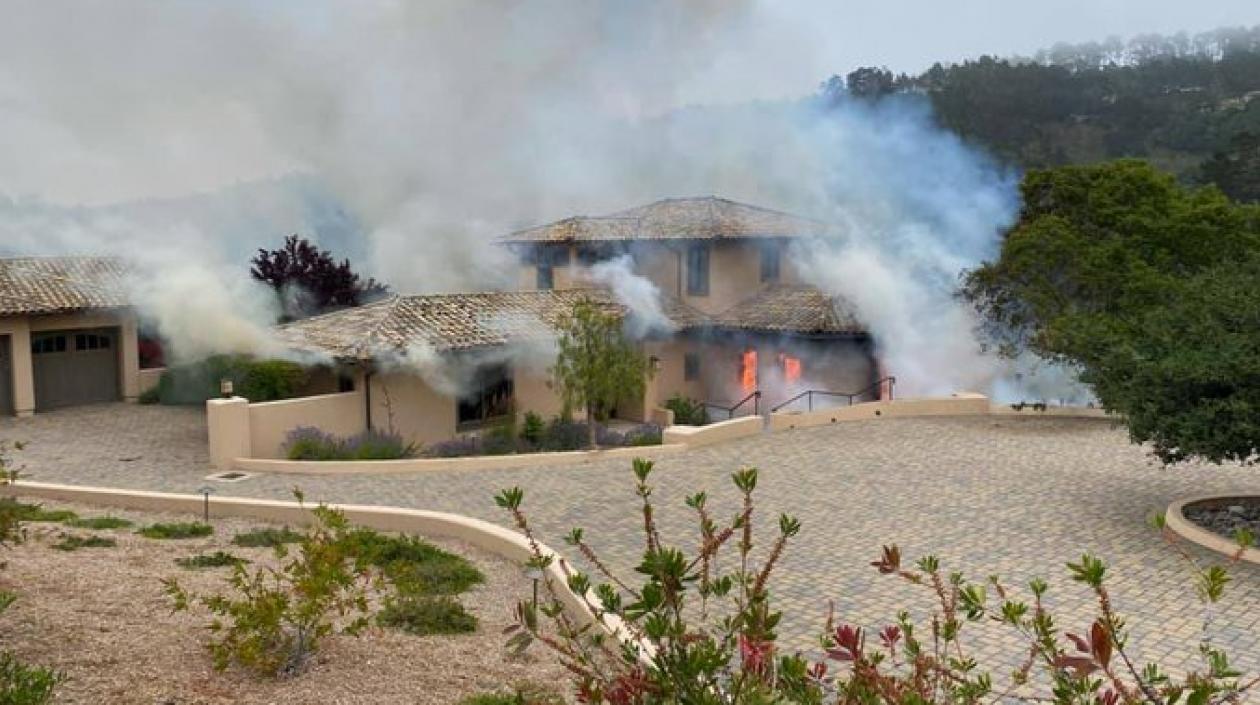 Un avión bimotor que se estrelló en el vecindario de Monterra Ranch, California.