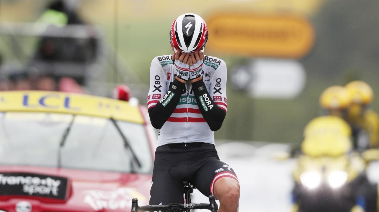 Patrick Konrad cruza en medio del llanto la línea de meta. 