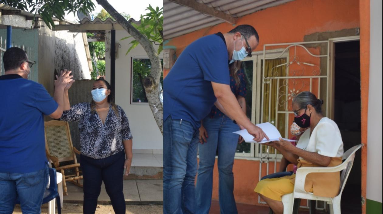 Alcalde de Baranoa, Roberto Celedón, entrega un título de propiedad.