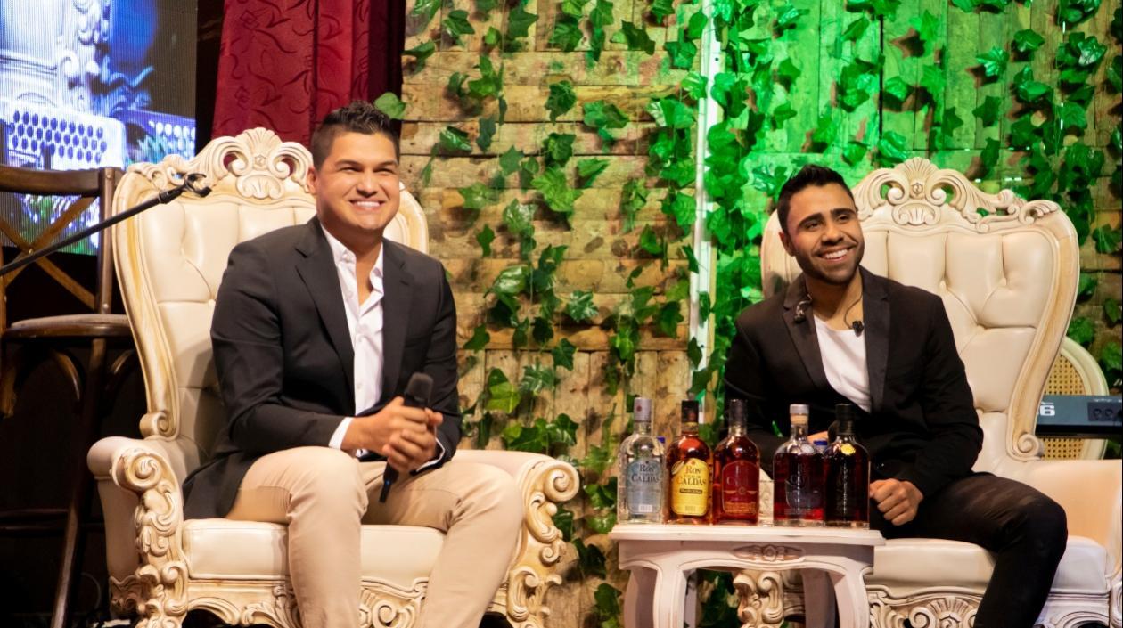 El cantante Elder Dayán y el acordeonero Lucas Dangond.