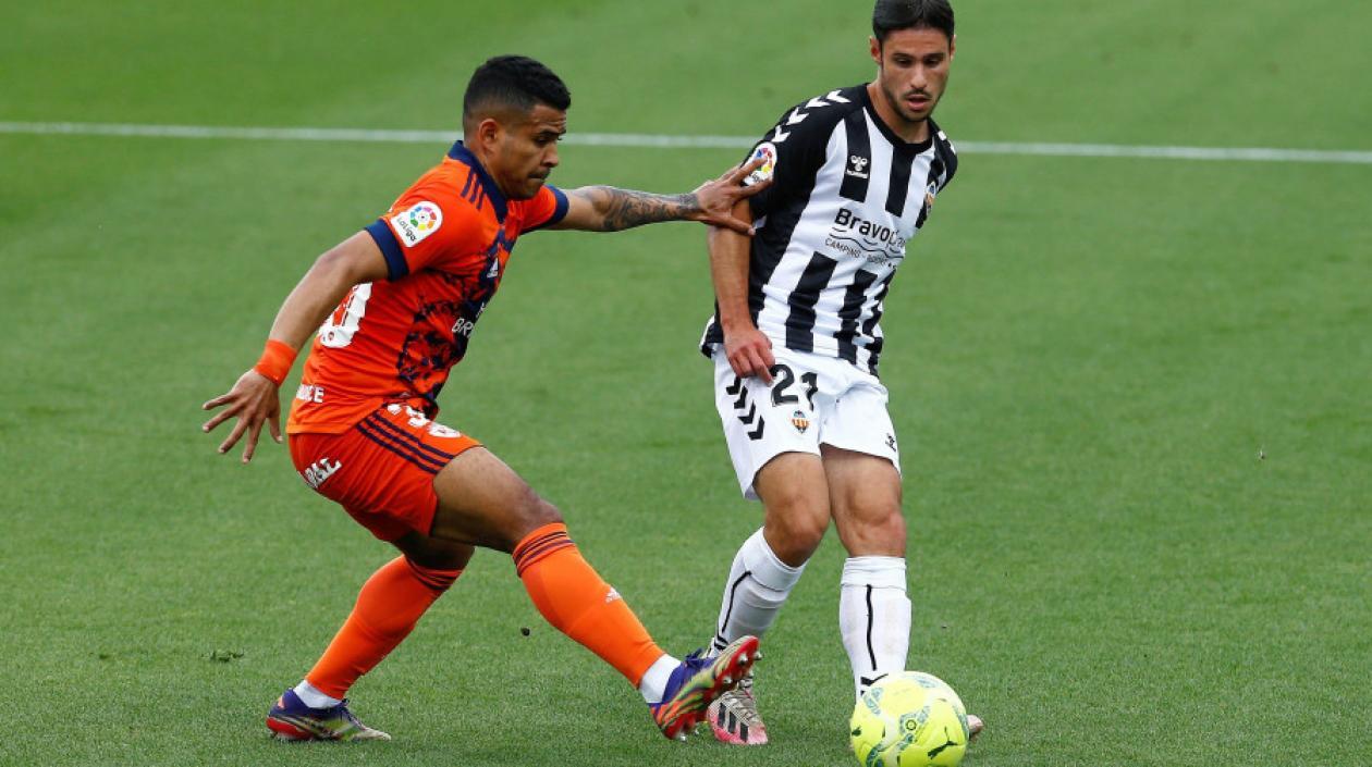 Juerguen Elitim intenta robar una pelota. 