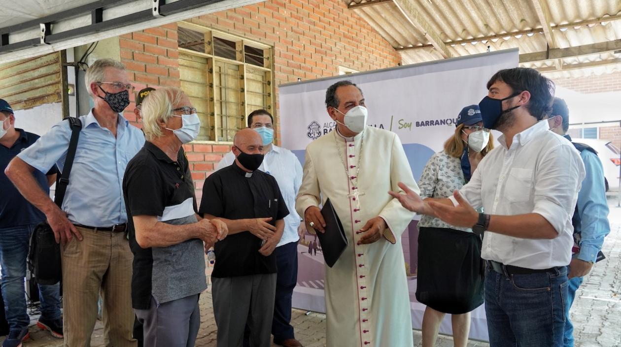 El padre Cirilo, Cyrillus Swinne, con el alcalde e invitados como embajador de Holanda, Ernst Noorman y el Arzobispo Pablo Salas. 