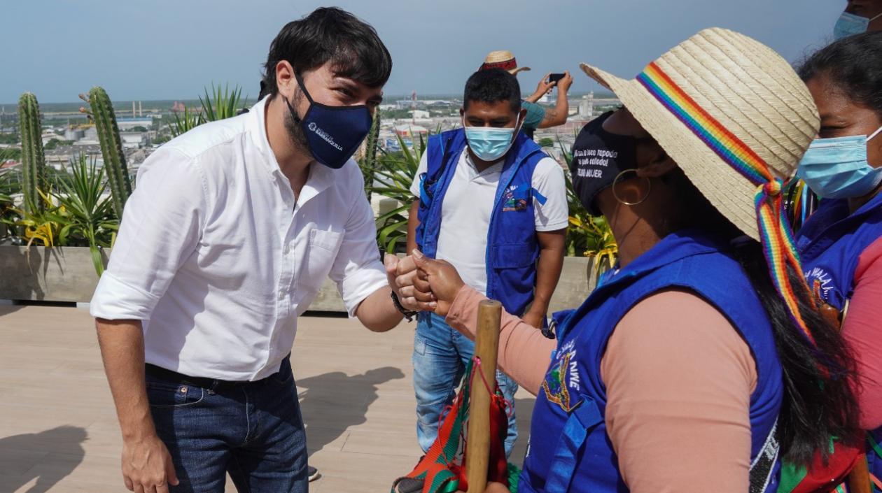 Alcalde Jaime Pumarejo e integrantes de la minga.