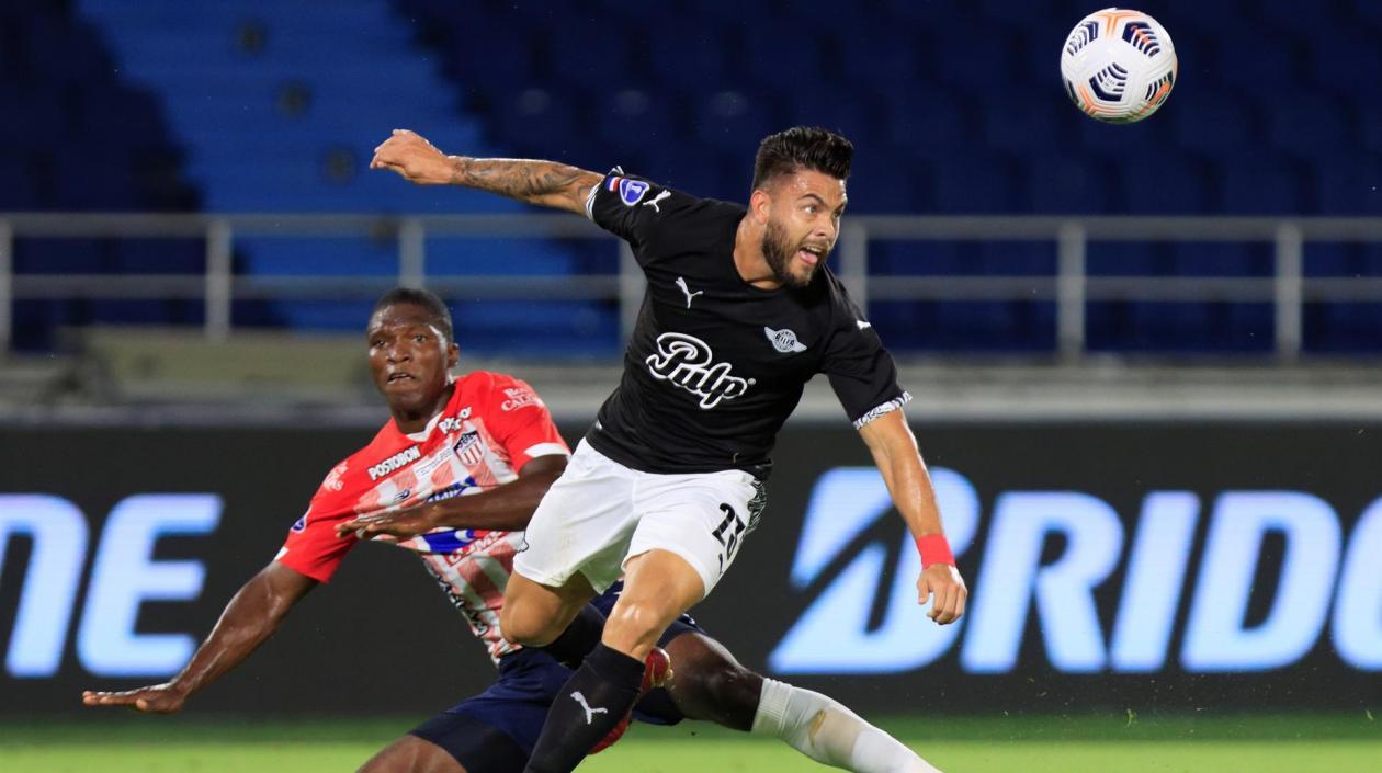 Germán Mera disputa una pelota con un rival. 