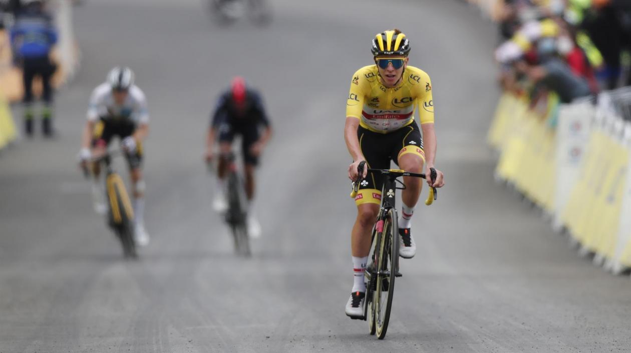 Tadej Pogacar ataca y saca diferencia al danés Jonas Vingegaard y el ecuatoriano Richard Carapaz.