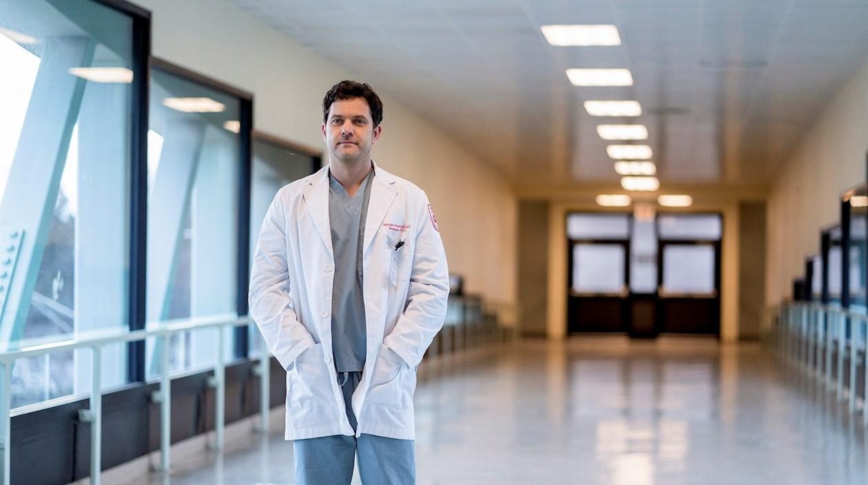 Joshua Jackson como Christopher Duntsch, durante la escena de un episodio de la película "Dr. Death".