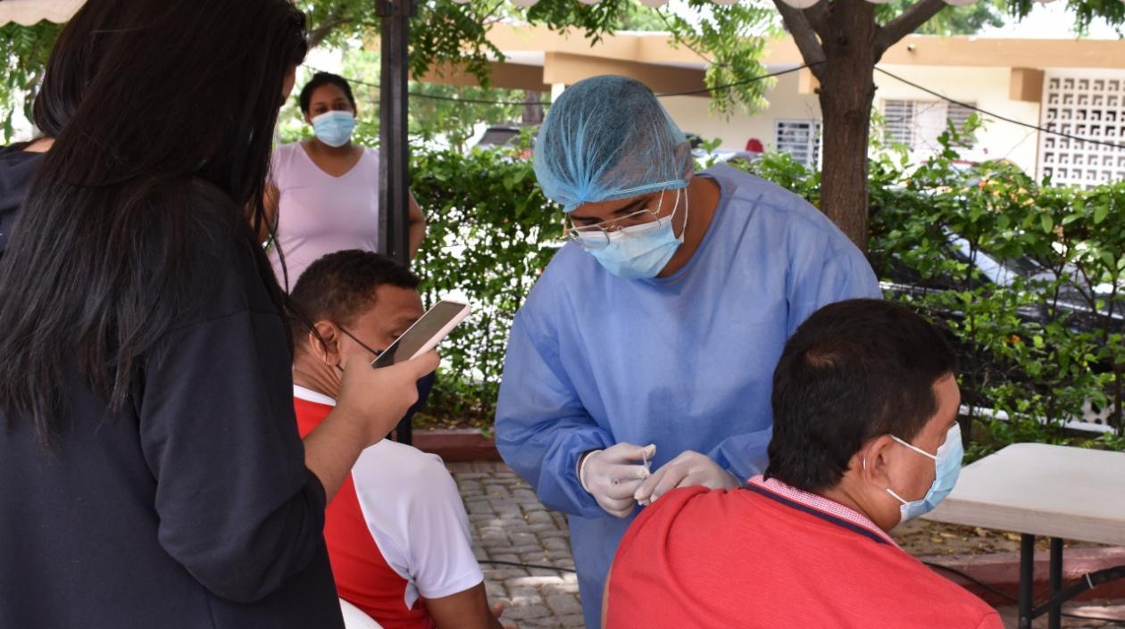 Adultos podrán vacunarse contra el Covid-19 y llevar a los pequeños para la vacuna contra el sarampión y la rubéola.