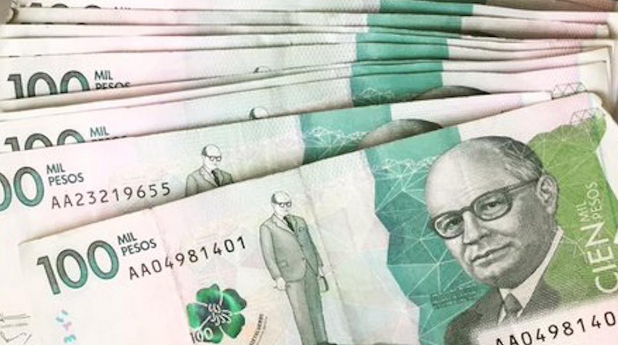 Un fajo de billetes de 100 mil pesos.