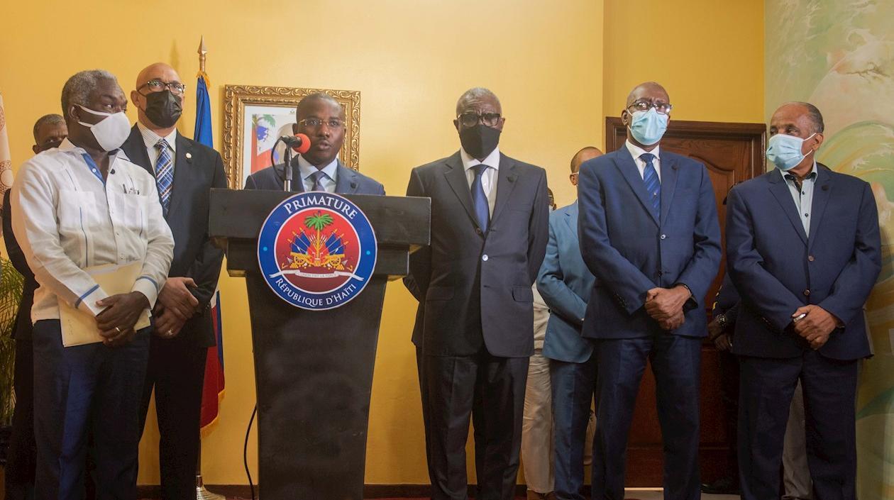 El primer ministro interino de Haití, Claude Joseph, habla, junto al Ministro de Cultura y Comunicación, Pradel Henriquez.