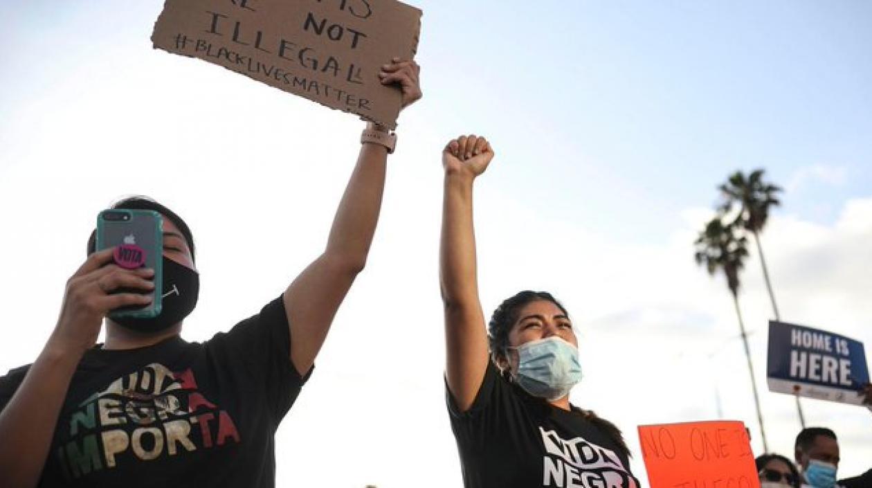 Manifestantes protestan por el fallo del juez de Texas por el caso DACA.