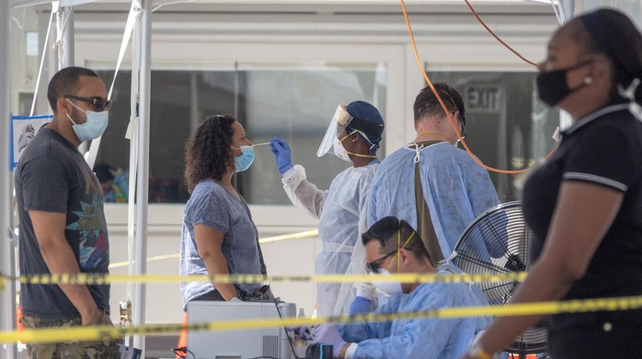 Hay unas 3.200 hospitalizaciones por Covid-19, lo que refleja un aumento del 73% desde el pasado 14 de junio. 