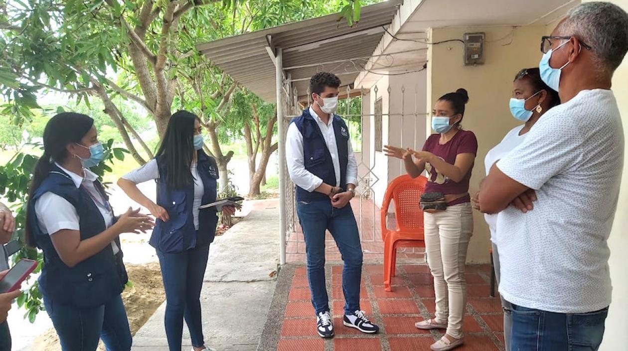 El Defensor Regional Miguel Linero, escuchando a la comunidad.