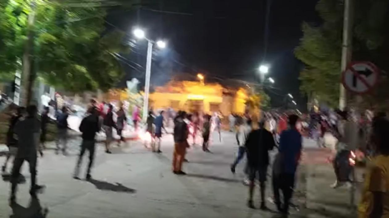 Los jóvenes prendiendo bolas de candela en la plaza de la iglesia. 