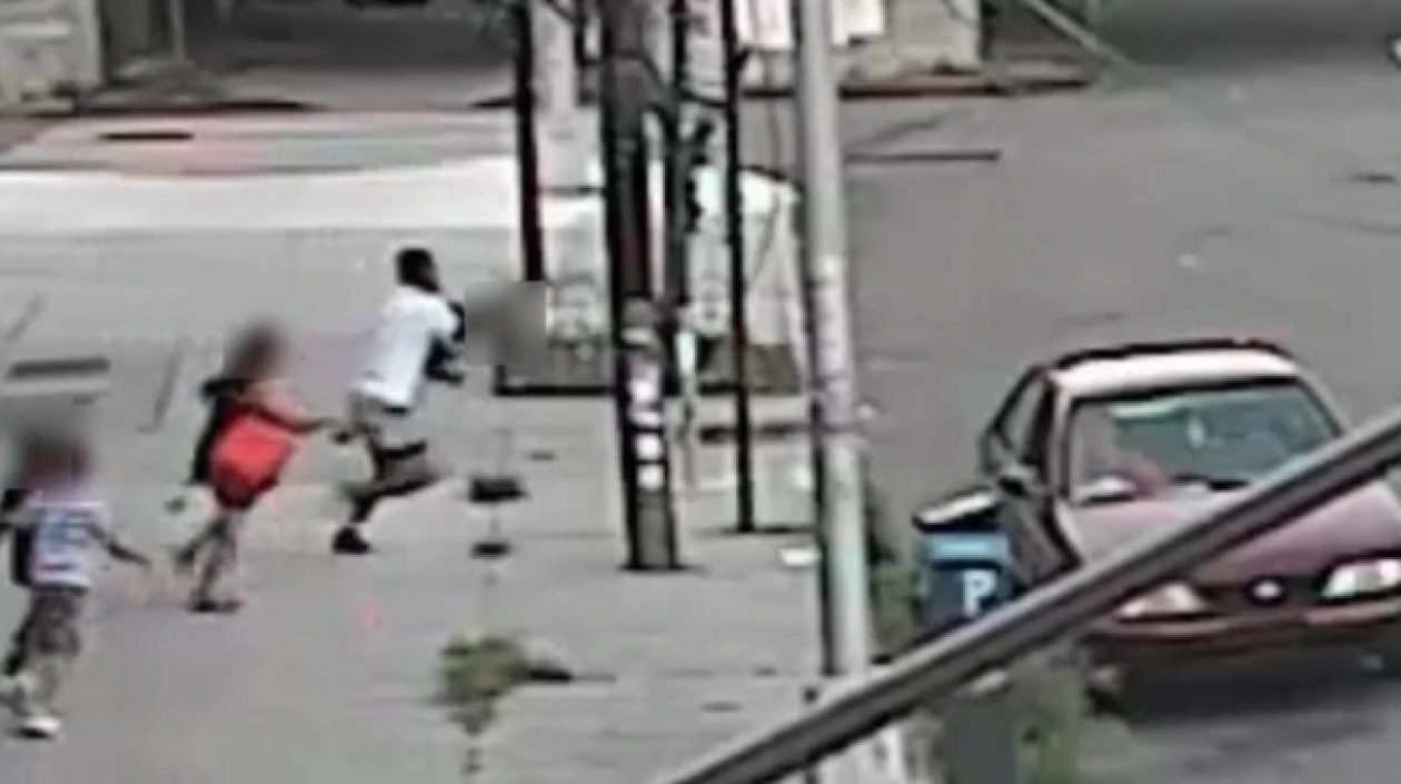 Momento en el que intentó robarse al niño.