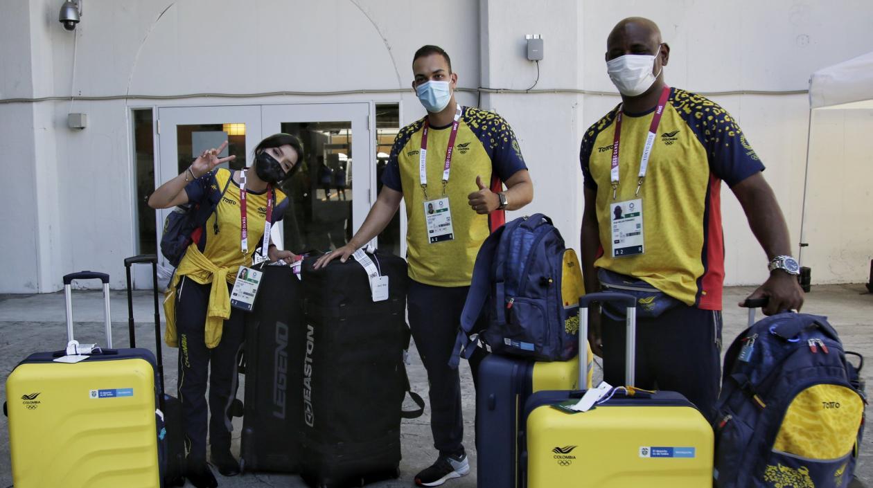 Los arqueros Valentina Acosta, Daniel Pineda y su entrenador Jorge Millán.