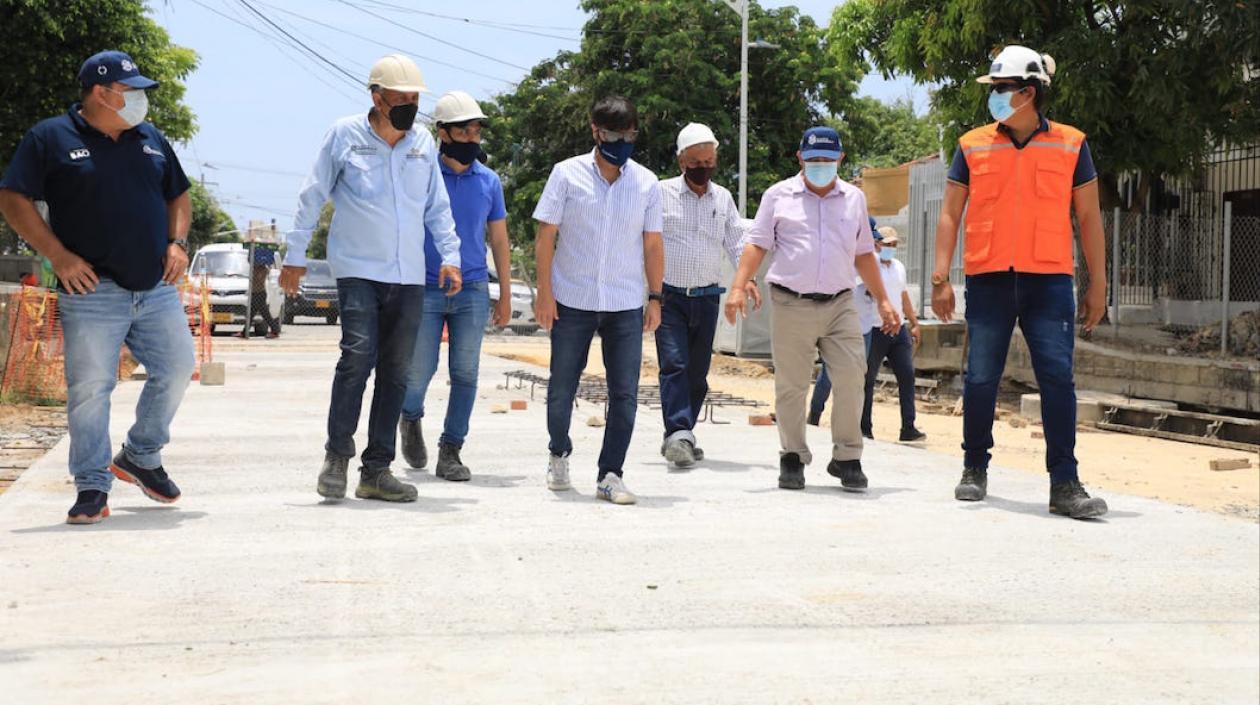 El Alcalde Jaime Pumarejo durante la visita a las obras.