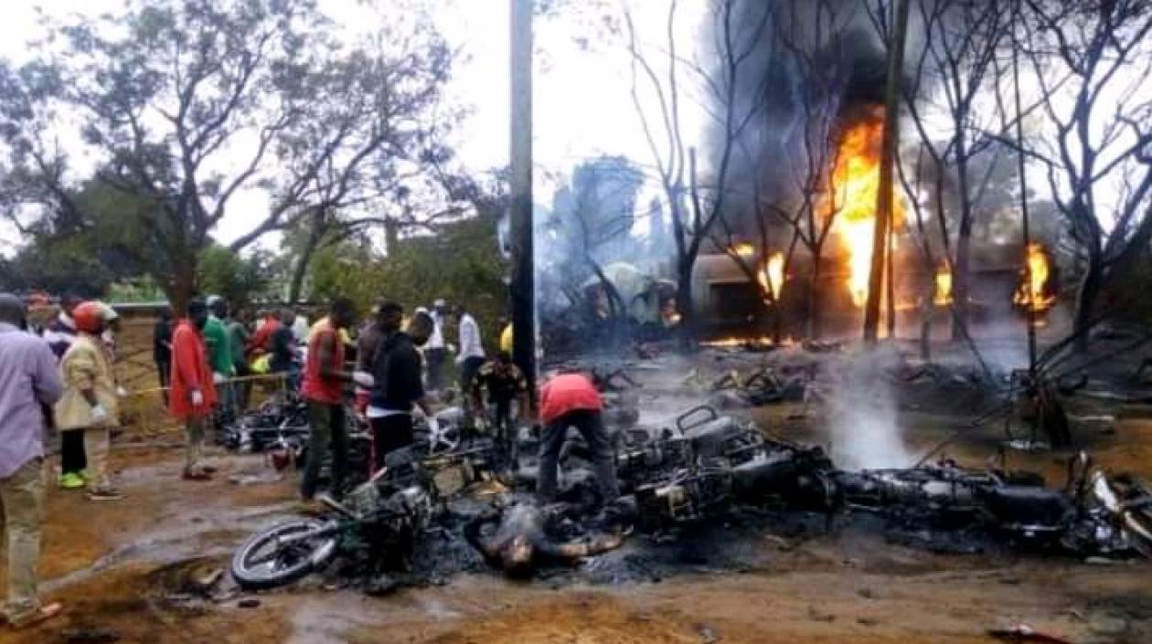  Los habitantes de la zona se acercaron al lugar para extraer el combustible y el vehículo explotó.
