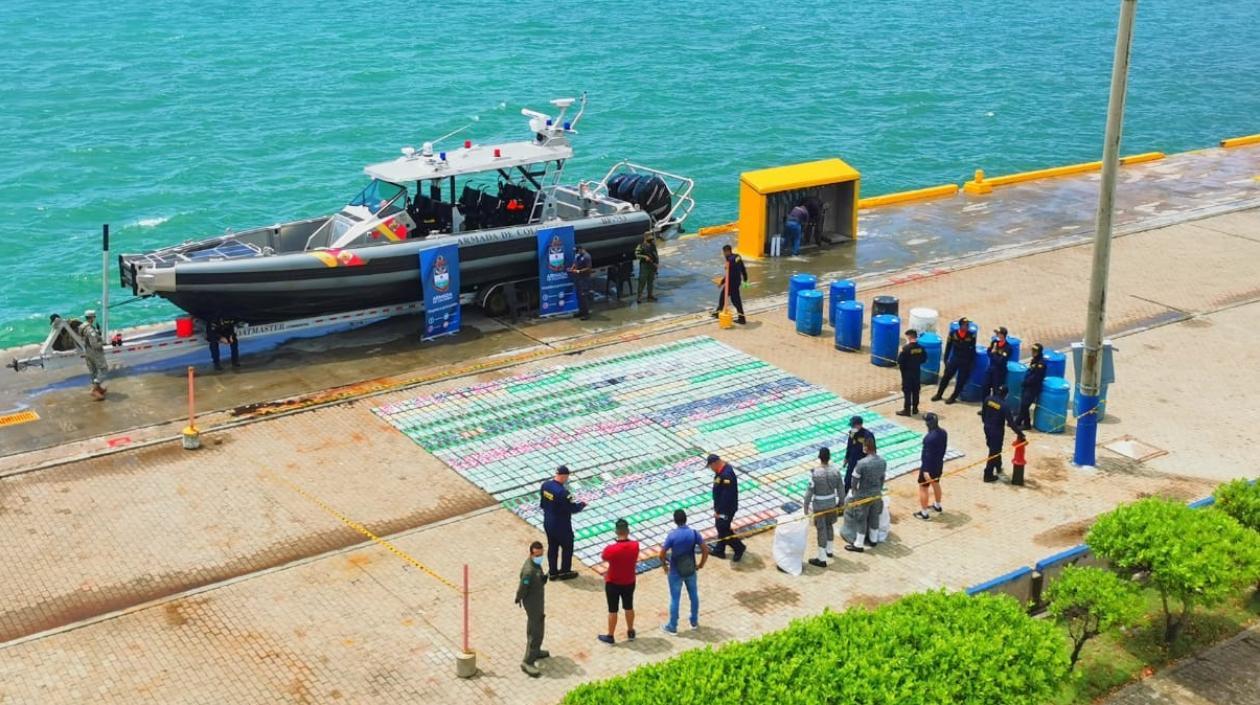 Cargamento de droga recuperado que sujetos en una lancha rápida llevaban a Centroamérica.