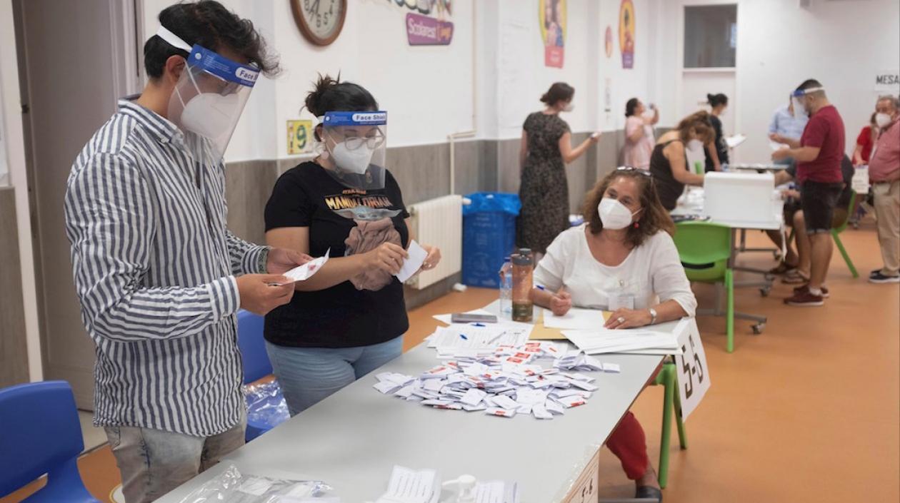 Ciudadanos colombianos votando en el exterior.