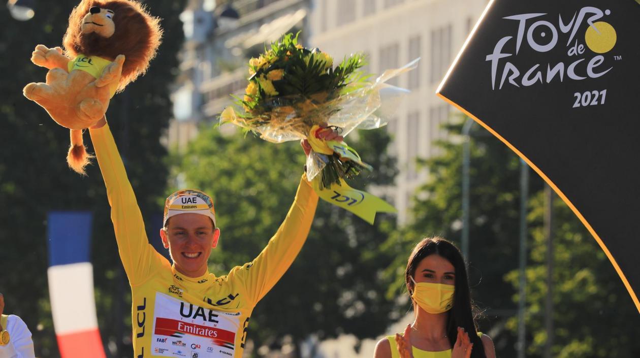 Tadej Pogacar con el trofeo de campeón del Tour. 