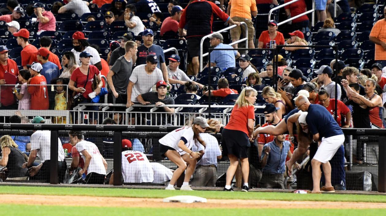 Momento en que los fanáticos buscan refugio. 