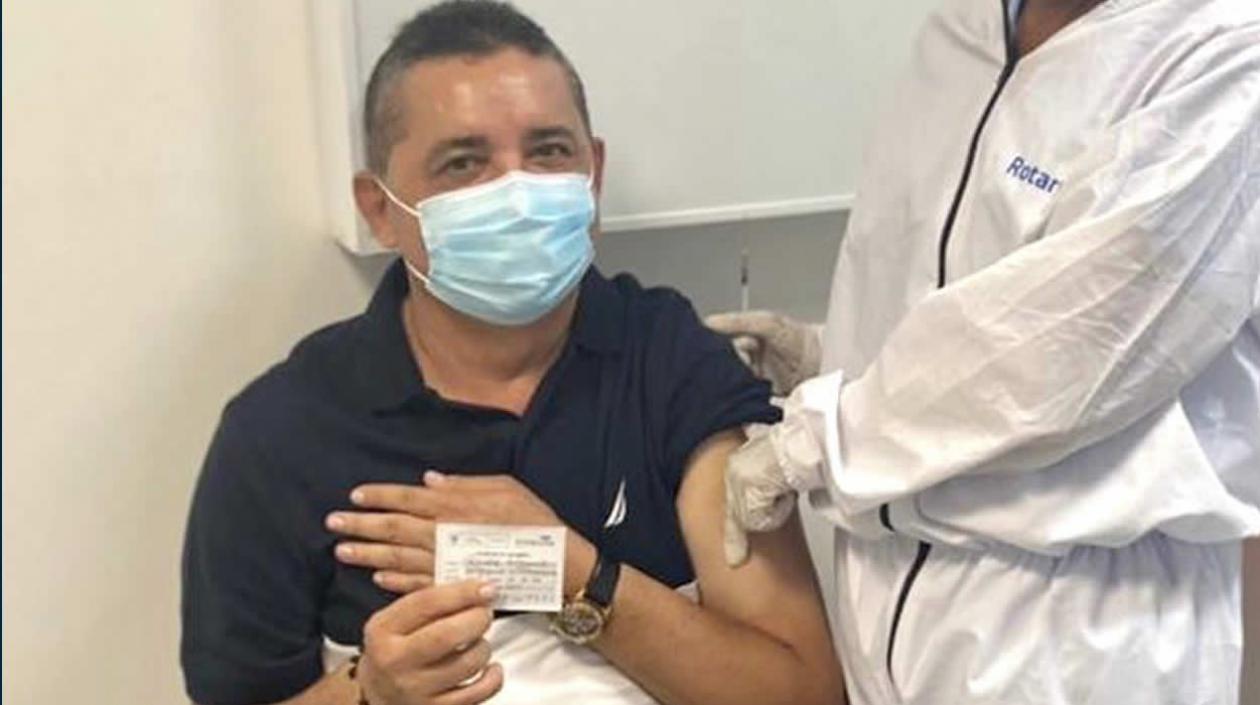 El Alcalde Carlos Higgins Villanueva aplicándose la segunda dosis.