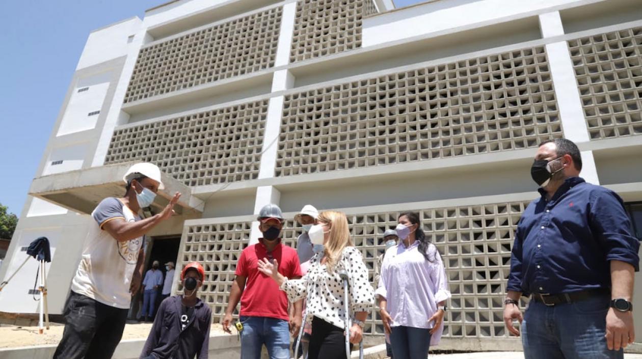 La Gobernadora Elsa Noguera frente a la nueva sede de la Fiscalía en Soledad.