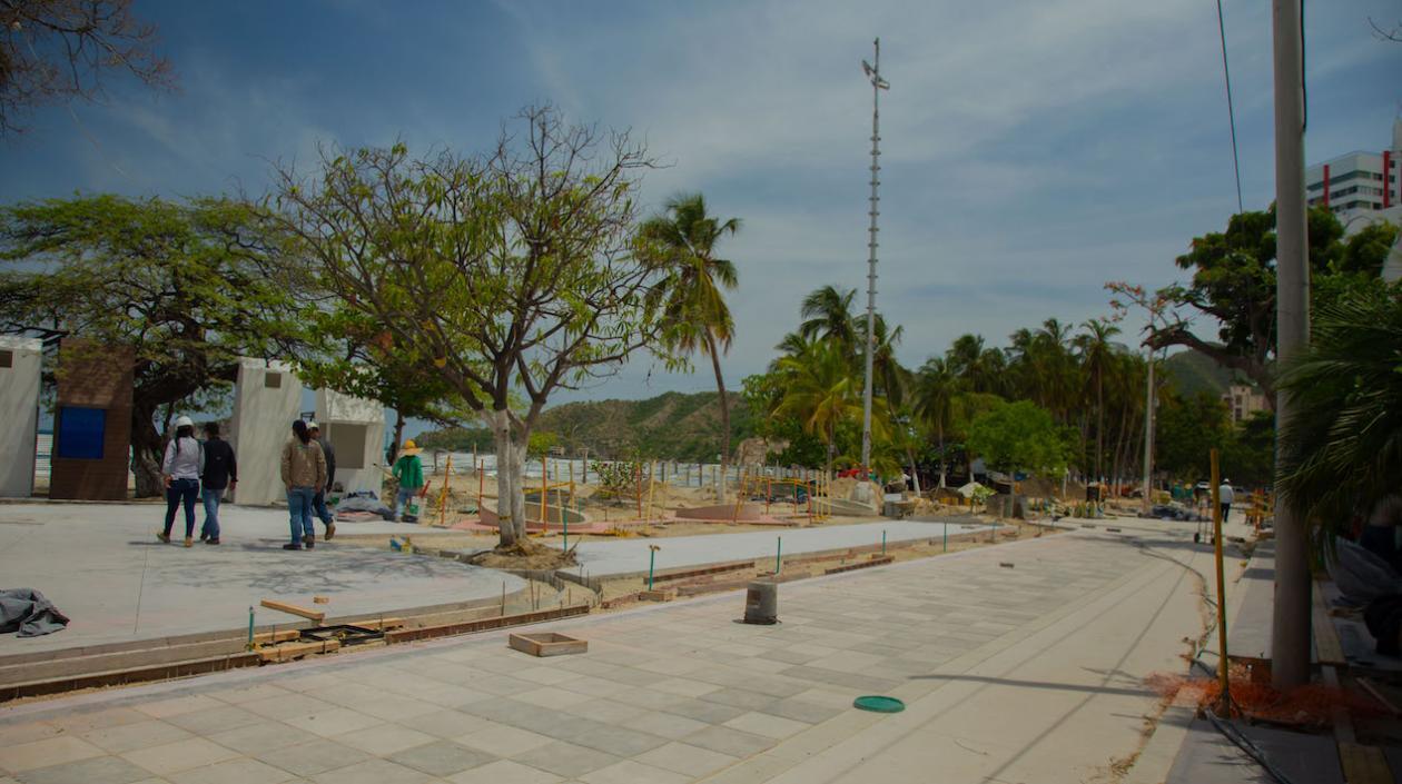 Obras en el camellón en El Rodadero.