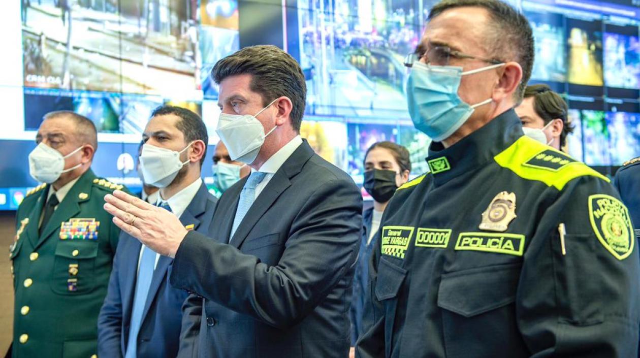 El Ministro de Defensa y el Director de la Policía entregando el balance.