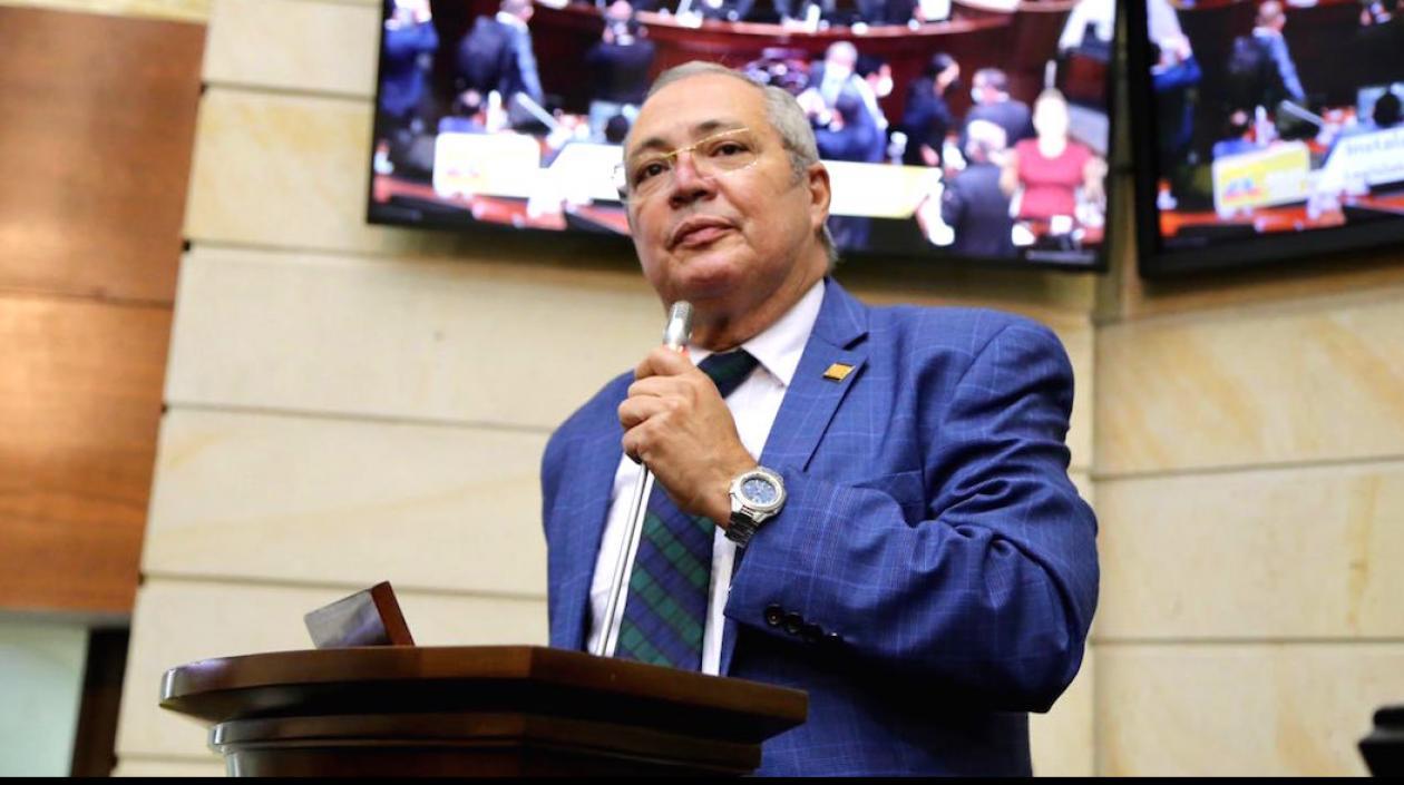 Iván Name Vásquez dirigiéndose al recinto tras su elección.